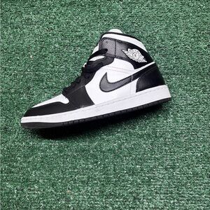 Nike Air Jordan 1 Mid Black White